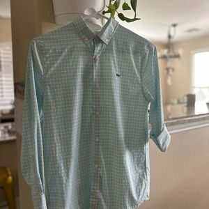 Vineyard vines boys button down shirt perfect for Easter! Size 12-14 medium